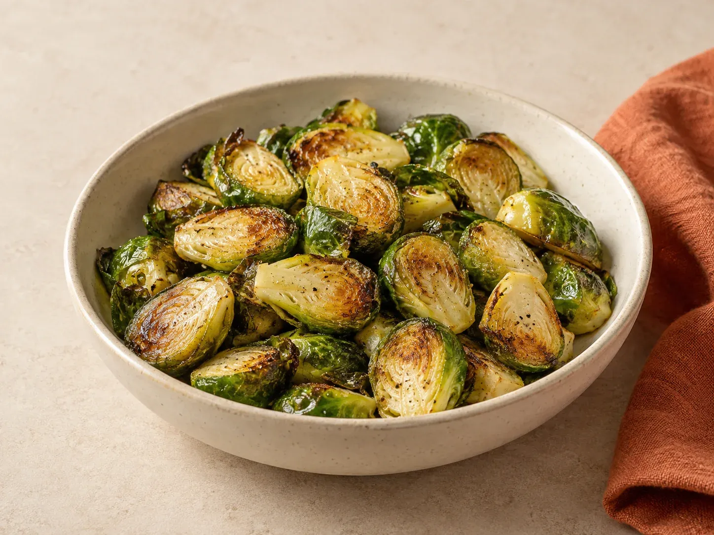 In Butter gebackene Rosenkohlhälften mit gebräunten Schnittflächen
